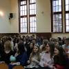 Kibicujący koledzy i koleżanki z klas